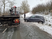 Ein Bild des Leichtsinnigen bot sich den Einsatzkräften am 10. Januar 2026, als sie bei dem Ford Fiesta die für diese Witterung völlig ungeeignete Sommerbereifung feststellten.