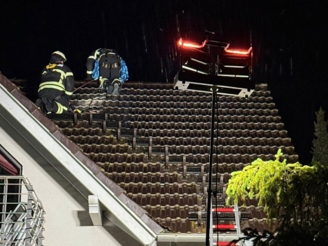 Der Blitz schlug in den Giebel eines Wohnhauses ein und beschädigte Teile der Dachziegel.