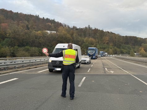 Die Polizei Höxter führte am Montag auf der B 64 bei Godelheim eine Geschwindigkeitskontrolle durch