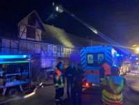 Ein Kaminbrand rief am 30. November 2020 die Feuerwehren, Rettungsdienste und Polizeikräfte auf den Plan - später stellte sich heraus, dass ein Bewohner an einer Rauchgasvergiftung verstarb..
