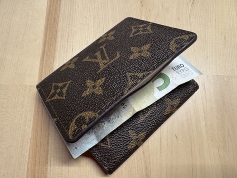 Der unbekannte Täter nutzte die Hilfsbereitschaft der Frau beim Geldwechseln aus.