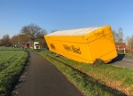 Am Donnerstagmorgen (6. April 2023) hat sich auf der Hövelhofer Straße während der Fahrt ein Sattelauflieger von der Zugmaschine gelöst. Das Unglück ging glimpflich aus.