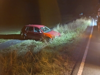 Der rote VW Golf IV landete am 25. August 2026 nach einem Ausweichmanöver auf der L 3073 im Straßengraben.