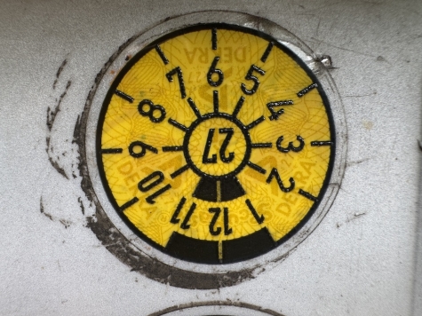 Bei Verkehrskontrollen deckte die Polizei gefälschte Plaketten und Fahrten ohne Führerschein auf.