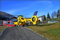 Der Rettungshubschrauber landete unmittelbar am Unfallort und brachte den verletzten Mitarbeiter in eine Klinik nach Gummersbach. 