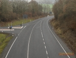 Auf der B 3 in Marburg traf am 31. August 2026 ein Stein die Windschutzscheibe eines fahrenden Pkw.
