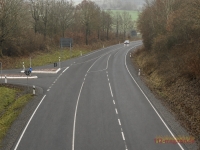 Auf der B 3 in Marburg traf am 31. August 2026 ein Stein die Windschutzscheibe eines fahrenden Pkw.