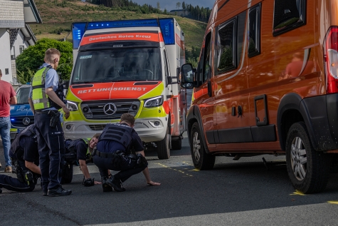 Im Kreuzungsbereich der Fritz-Krämer-Straße kollidierten ein E-Scooter und ein Wohnmobil. 