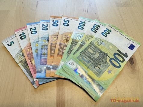Ein Anrufer gab sich als Kriminalbeamter aus und brachte eine Seniorin dazu, Bargeld und Schmuck herauszugeben.
