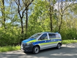 Polizeikräfte stoppen einen Autokorso in Kassel und durchsuchen Fahrzeuge nach möglichen Schusswaffen – gefunden werden nur mehrere Böller.