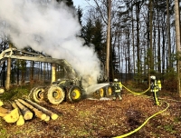 In der Nacht von Donnerstag (7. April) auf Freitag (8. April) brannte eine Holzernte-Maschine, die im Stadtwald von Fritzlar im Bereich der Standortschießanlage der Bundeswehr abgestellt war, komplett aus.
