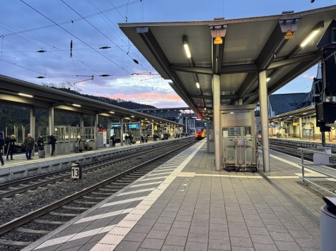 Am Bahnhof in Niederwalgern kam es zu einem Polizeieinsatz, nachdem eine Fahrkartenkontrolle in einer Schlägerei zwischen Fahrgästen und dem Personal endete.