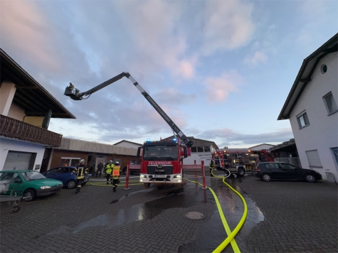 Am 26. November 2024 rückte die Freiwillige Feuerwehr Volkmarsen zu einem Werkstattbrand in die Arolser Straße aus.