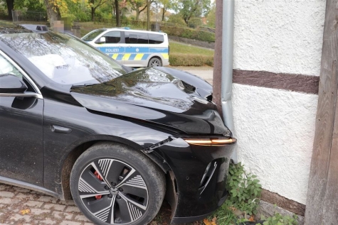 Ein schwarzer Elektro-Sportwagen prallte am 26. Oktober 2026 in Höxter-Bosseborn gegen die Wand einer Fachwerkscheune.