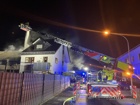 Ein schwerer Hausbrand beschäftigte die Feuerwehr am 18. September 2026 in Schloß Neuhaus.
