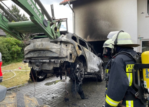 Am Freitagmorgen (17. Juni 2022) ereignete sich in Rhenegge ein Fahrzeugbrand in einer Garage - es entstand hoher Sachschaden. Personen wurden glücklicherweise nicht verletzt.