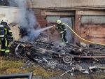 Einsatzkräfte der Feuerwehr Bad Wildungen löschen den brennenden Wohnwagen unterhalb einer Rehaklinik.