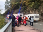 Drei verletzte Personen auf der Diemelrandstraße nach einem Motorradunfall am 5. Oktober 2019. 