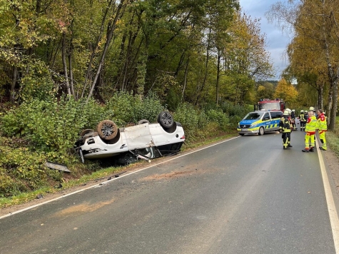 Am 21. Oktober 2025 überschlug sich ein Land Rover bei Drenke zweimal und blieb im Graben auf dem Dach liegen.