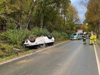 Am 21. Oktober 2025 überschlug sich ein Land Rover bei Drenke zweimal und blieb im Graben auf dem Dach liegen.