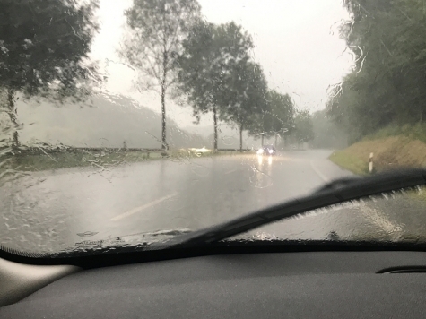 Trotz Starkregens hat am 24. April ein Autofahrer zuviel Gas gegeben. Sein Opel stieß gegen mehrere Leitplankenfelder.