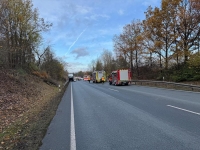 Einsatzkräfte sperren die B252 nach einem Unfall bei „Emmas Höhe“ komplett ab. Feuerwehr, Polizei und Rettungsdienste sind vor Ort.