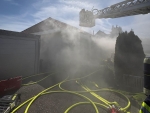 Bei dem Wohnhausbrand drang Rauch aus einem Bungalow in der Straße Zum Vogelsgesang.
