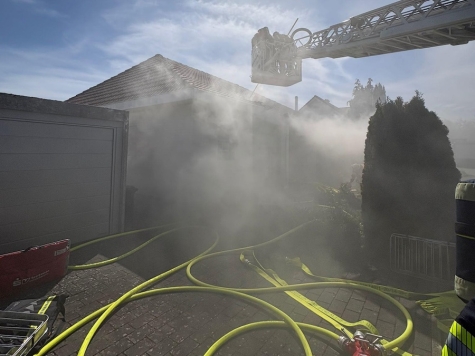 Bei dem Wohnhausbrand drang Rauch aus einem Bungalow in der Straße Zum Vogelsgesang.