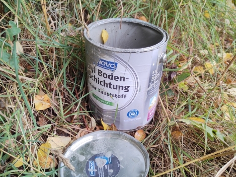 Beim Spaziergang mit ihrem Hund entdeckte ein Ehepaar am 23. August 2026 die ausgelaufene Farbe in einer Wasserpfütze.
