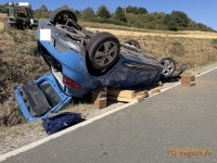 Auf der K 38 zwischen Albertshausen und Frebershausen überschlug sich am 14. August 2026 ein Renault Laguna und blieb auf dem Dach im Straßengraben liegen.