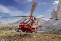 Auch die Retter von Aiut Alpin Dolomites, hier bei einem Windenrettungseinsatz an den Drei Zinnen, beteiligen sich an der Kalenderaktion. 