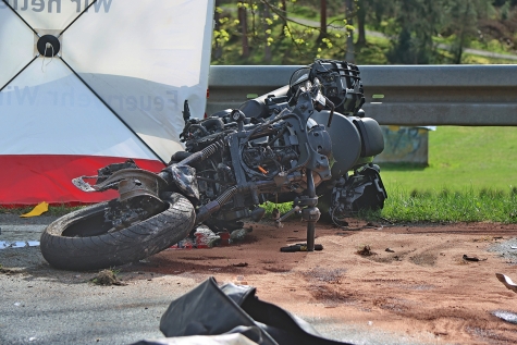 Das Motorrad des ums Leben gekommenen Fahrers wurde beim Aufprall auf den Bus total zerstört. 