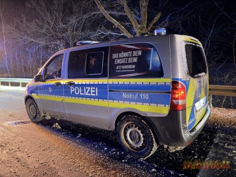 In der Burgwaldstraße 3 in Frankenberg wurde am Freitagnachmittag ein schwarzer Ford Kuga im Frontbereich beschädigt.