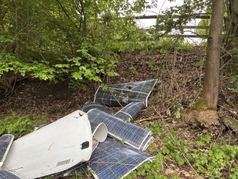 Im Uferbereich des Edersees wurden mehrere beschädigte Solarmodule illegal entsorgt.