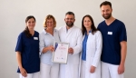 Das Wundteam mit dem Zertifikat, v. l.: Theresa Holz, Ida Verheyen-Cronau, Mohammad Mohandes, Chariklia Anyfantis und Marvin Löhnhardt.