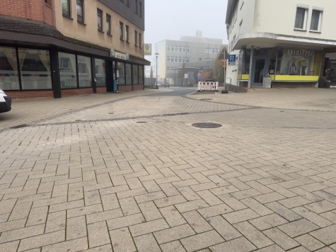 Bauarbeiten am Kreuzungsbereich Bahnhofstraße / Jahnstraße in Frankenberg sorgen für eine voraussichtlich zweiwöchige Sperrung. Verkehrsumleitungen sind eingerichtet, und die Straßenoberfläche wird neu asphaltiert.