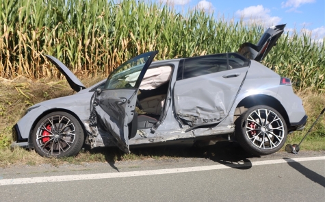 Auf der L 763 bei Peckelsheim kollidierten am 22. August 2026 zwei VW Golf miteinander.