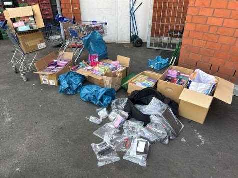 Im Kiosk in der Innenstadt fanden Beamte am 14. August 2025 mehrere Ecstasy-Tabletten sowie rund 37 Liter Flüssigkeit für E-Zigaretten.