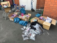 Im Kiosk in der Innenstadt fanden Beamte am 14. August 2025 mehrere Ecstasy-Tabletten sowie rund 37 Liter Flüssigkeit für E-Zigaretten.