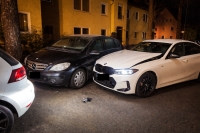Der BMW kam am 29.12.2025 auf glatter Fahrbahn von der Straße ab und beschädigte dabei 3 parkende Fahrzeuge.