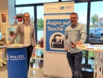 Am 9. Oktober 2025 informieren Präventionsberater der Polizei vormittags an einem Infostand im Kaufland an der Brenkhäuser Straße in Höxter.