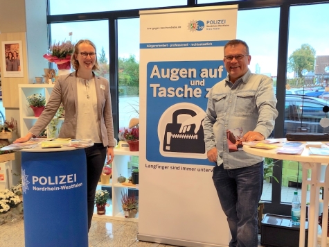 Am 9. Oktober 2025 informieren Präventionsberater der Polizei vormittags an einem Infostand im Kaufland an der Brenkhäuser Straße in Höxter.