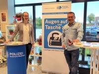 Am 9. Oktober 2025 informieren Präventionsberater der Polizei vormittags an einem Infostand im Kaufland an der Brenkhäuser Straße in Höxter.