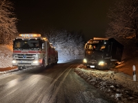 Stundenlang versuchte der Fahrer vergeblich, seinen Lkw mit Anhänger eigenständig flottzumachen, bevor die Polizei schließlich die professionelle Bergung anordnete.