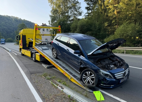 Tier ausgewichen - Benz kracht gegen Leitplanke.