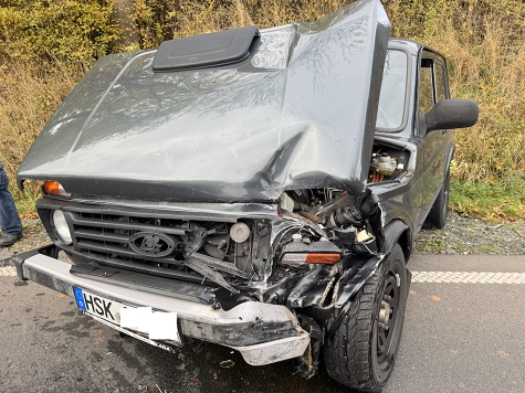 Am 13. Oktober 2025 übersah der Fahrer eines Lada das Abbiegemanöver und prallte in das Heck des Mercedes; niemand wurde verletzt.