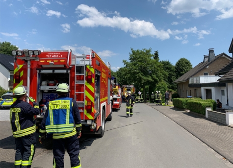 Die Löschgruppe Altenbüren und der Löschzug Brilon wurden am Donnerstagmittag (30. Juni 2022) um 13.47 Uhr zu einem Wohnhausbrand mit gemeldeter Menschenrettung in die Agathastraße alarmiert.
