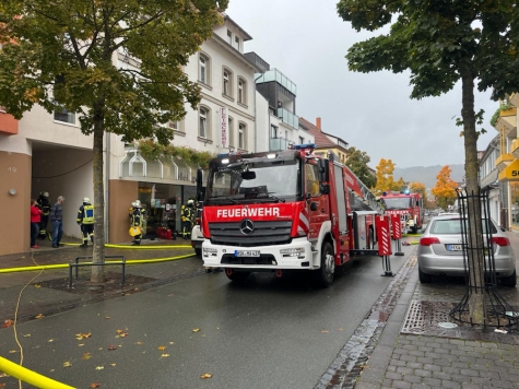 Am 5. Oktober 2025, gegen 13.40 Uhr, alarmierten Kräfte zu einem Zimmerbrand in einem Mehrfamilienhaus an der Hauptstraße; Hinweise auf Personen im Gebäude führten zur Stichworterhöhung.