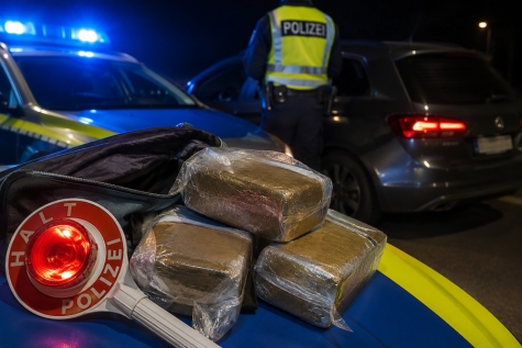 In der Nacht zum 15. Mai 2026 stoppte die Polizei in Kassel eine 24-Jährige aus Landkreis Waldeck-Frankenberg nach auffälliger Fahrweise.