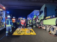 Die Feuerwehr befreit den schwer verletzten Lkw-Fahrer nach einem Aufprall auf der A 7 bei Kassel.